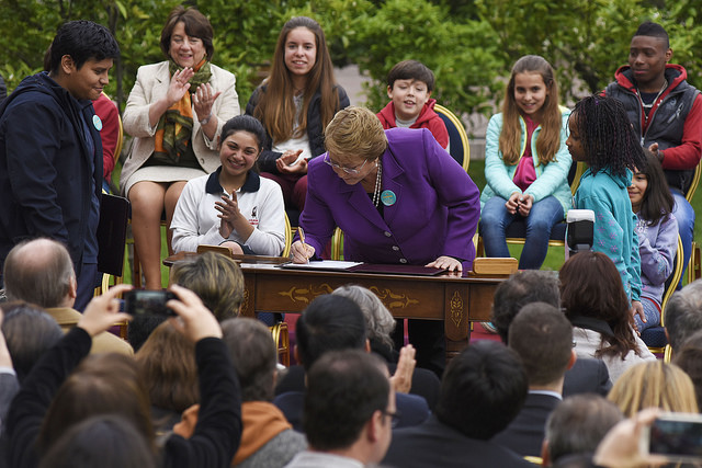 Bachelet firma Proyecto de Ley de Garantías de Derechos de la Niñez